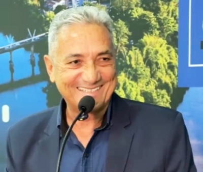 Vereador Miguel Arcanjo de Pontal do Araguaia-MT, homenageia servidor e ex-vereador em sessão solene.